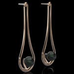 Aeglee earrings 18k rose gold with black pearl