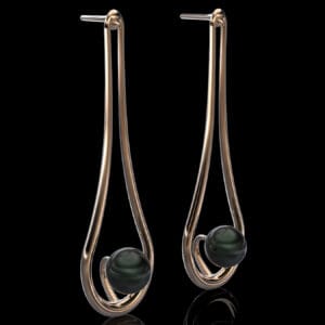 Aeglee earrings 18k rose gold with black pearl