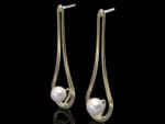 18k yellow gold earrings with a white pearl